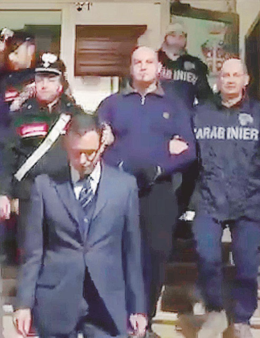 Colpi anche sui bar “rossi”. “Volevo sparare in aula”