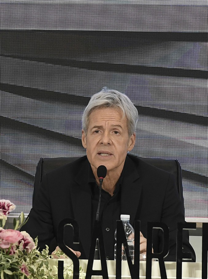 Copertina di Sanremo 2018, Baglioni canta l’inno degli alpini: “Poi conosco anche la vacca e il mulo…”