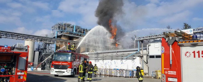 Copertina di Como, esplodono 3 cisterne in un’azienda di rifiuti speciali. “Dieci feriti, tre gravi”. Attivata l’unità per il rischio chimico