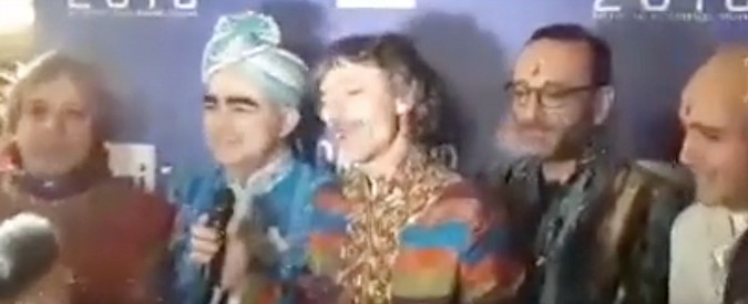 Copertina di Sanremo 2018, Elio e le Storie Tese: “Se non ci fosse stato l’appello di Baglioni…” poi cantano