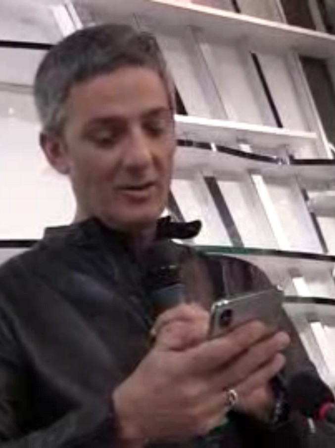 Copertina di Sanremo 2018, Fiorello show in sala stampa. Fa sentire a tutti un messaggio della Pausini: “Che sfiga…”