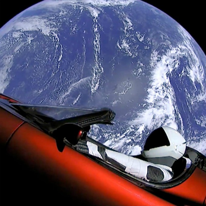 Copertina di Tesla Roadster, in rotta verso Marte sulle note di “Space Oddity” – FOTO