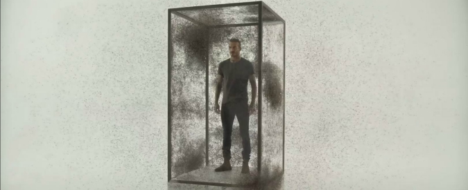 Copertina di Beckham intrappolato in una cabina con migliaia di zanzare, ma è per una buona causa. Lo spot contro la malaria