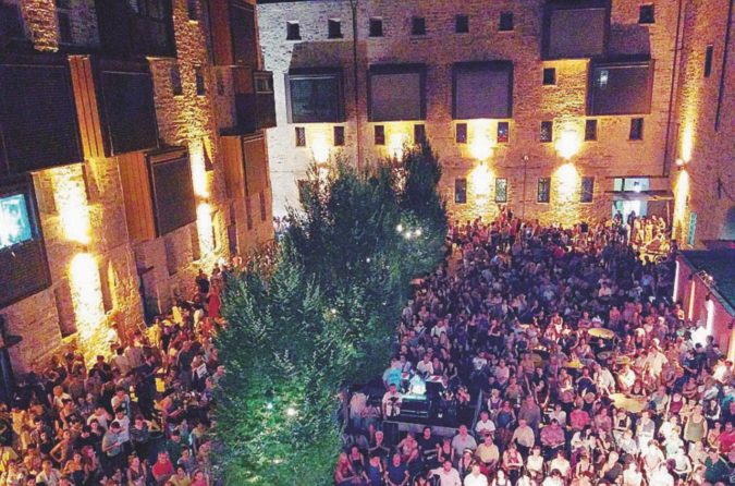 Rinascimento - La folla nel carcere recuperato Le Murate, il carcere liberato: case e movida nelle celle fasciste