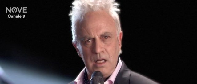 Sanremo 2018, Crozza diventa Sting. L’imitazione è esilarante: “Ma cosa ha cantato? Io ho capito questo…”