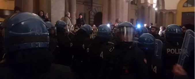 Macerata, Forza Nuova viola divieto del questore: cariche della polizia contro manifestanti