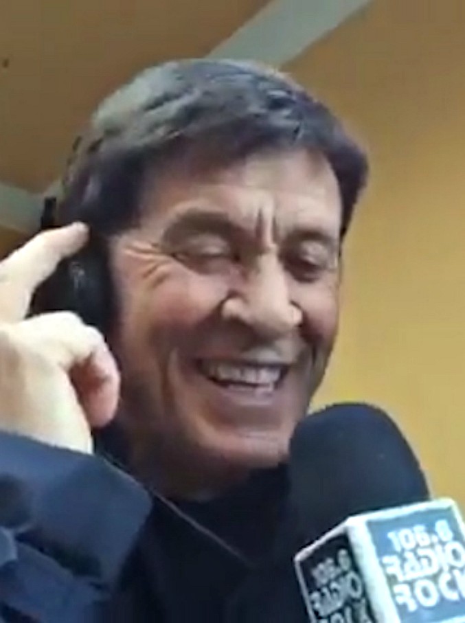 Copertina di Sanremo 2018, Gianni Morandi canta i Rolling Stones. La performance? Giudicate voi