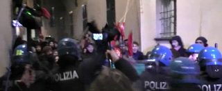 Copertina di Pavia, antifascisti protestano contro manifestazione di Forza Nuova: scontri e cariche della polizia