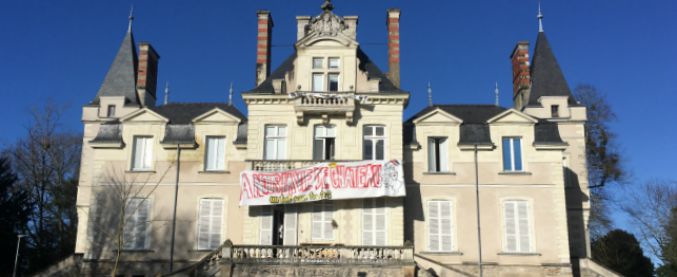 Copertina di Nantes, migranti occupano un castello nel campus universitario. E frequentano le lezioni