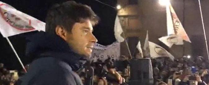Copertina di M5s, Di Battista fa il comizio ad Arcore: “Berlusconi? Ha pagato Cosa nostra. In un Paese normale dovrebbe stare in galera”