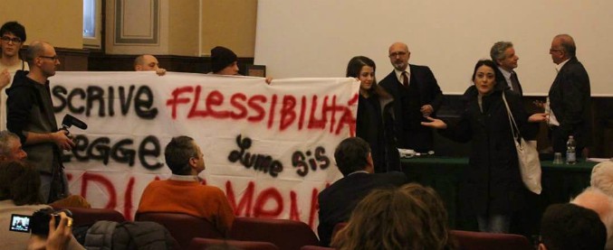 Copertina di Lavoro, studenti interrompono il convegno all’università Statale. La protesta: “La vostra flessibilità, il nostro sfruttamento”