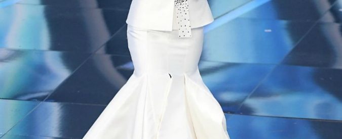 Sanremo 2018, Michelle Hunziker veste Trussardi e sui social piovono critiche. Miccio: “Spero che si lamenti con suo marito”