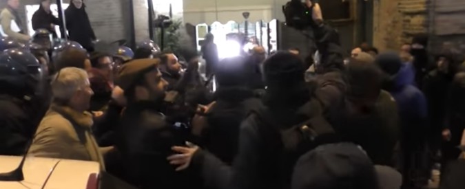 Copertina di Macerata, tensione in centro per il presidio di Forza Nuova. Dieci manifestanti in questura