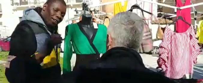 Copertina di Elezioni, Morra al mercato chiacchiera con l’immigrato: “M5S? Ma io voto Renzi. Di Maio non ha abbastanza forza”