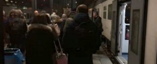 Copertina di Guasto treno su Milano-Bergamo, la rabbia dei pendolari: “Tre ore fermi sui binari”