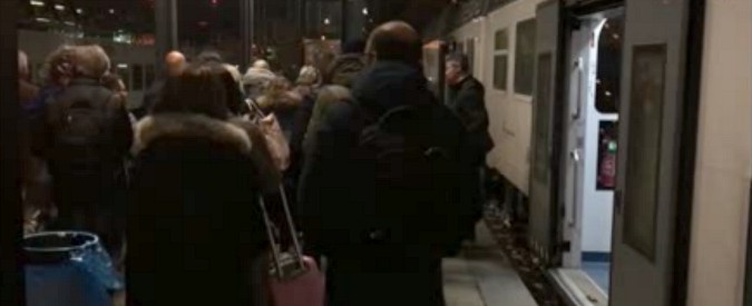 Copertina di Guasto treno su Milano-Bergamo, la rabbia dei pendolari: “Tre ore fermi sui binari”