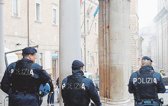 Oggi è il giorno di Macerata, con i poliziotti in ogni angolo Oggi è il giorno di Macerata, con i poliziotti in ogni angolo