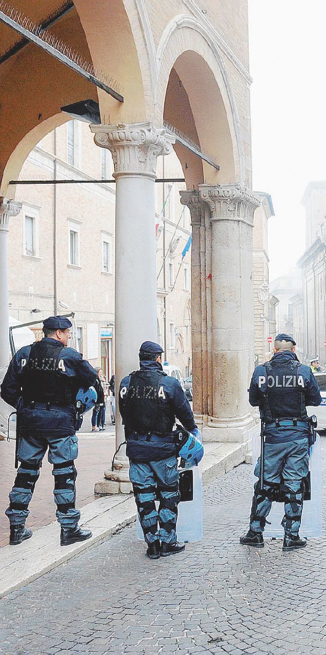Oggi è il giorno di Macerata, con i poliziotti in ogni angolo Oggi è il giorno di Macerata, con i poliziotti in ogni angolo