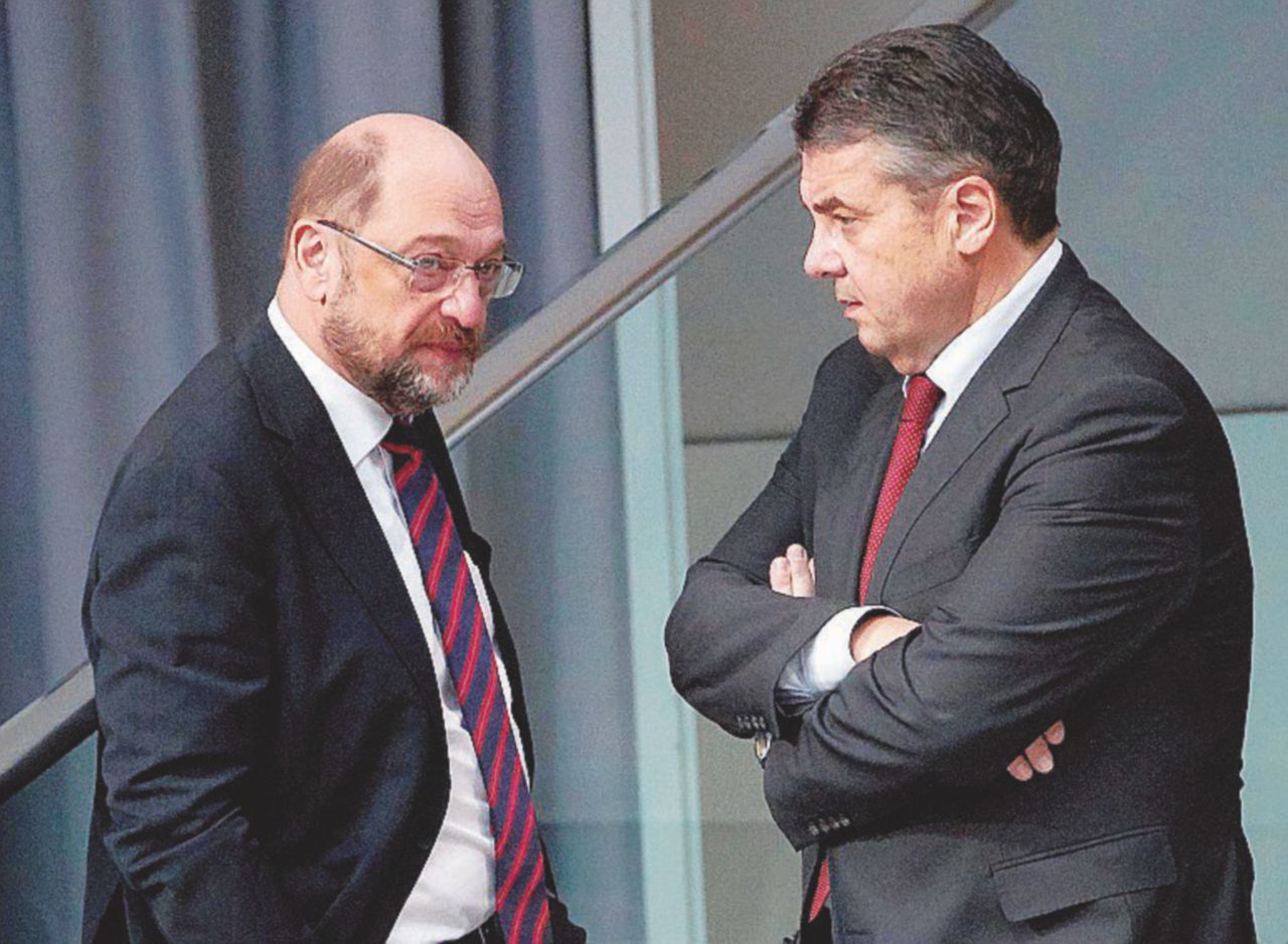 Copertina di L’Spd di governo tira il pacco al kapò Schulz