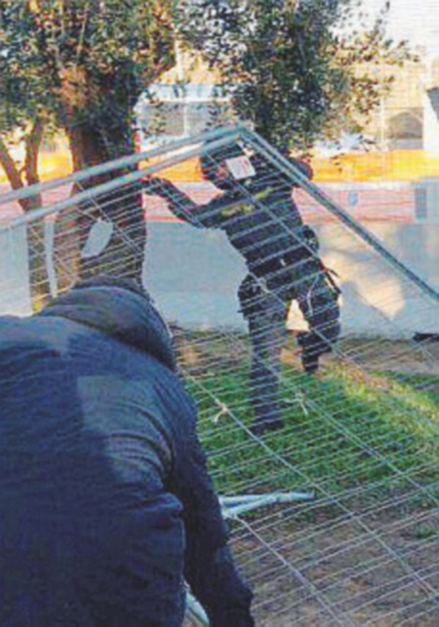 Tap, scontri con la polizia e sassaiole. Quattro feriti