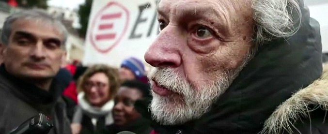 Copertina di Macerata, Gino Strada al corteo antifascista: “Pd assente? Coerente, mi meraviglierei di vederlo in questa piazza”
