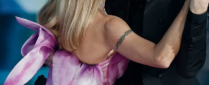 Sanremo 2018, Michelle Hunziker e l’abito “petaloso”: i look della quarta serata sono promossi?