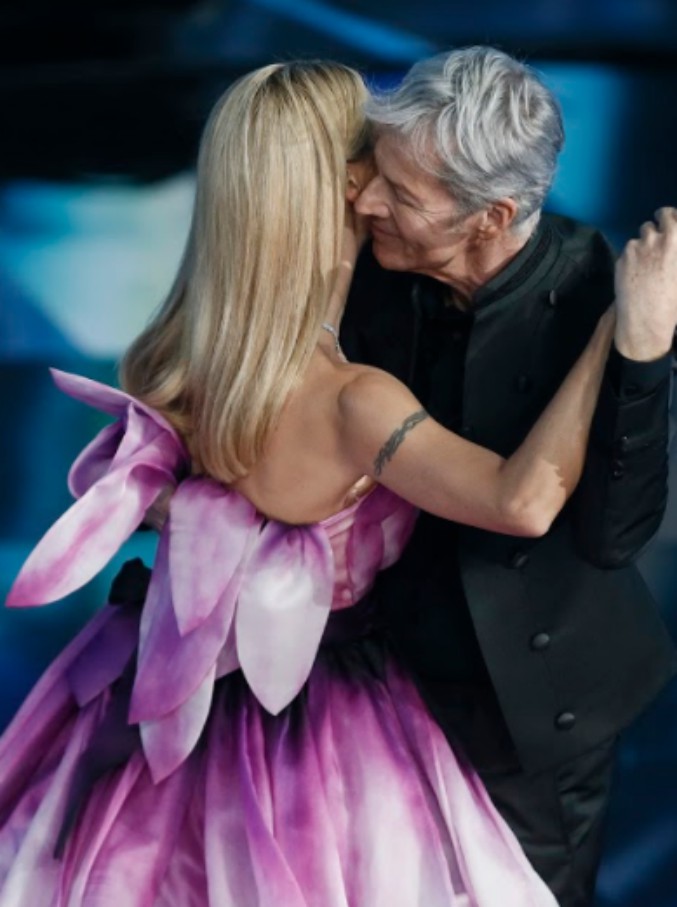 Copertina di Sanremo 2018, Michelle Hunziker e l’abito “petaloso”: i look della quarta serata sono promossi?