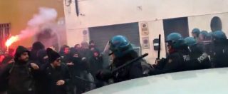 Piacenza, corteo antifascista contro sede di Casapound: scontri e cariche della Polizia