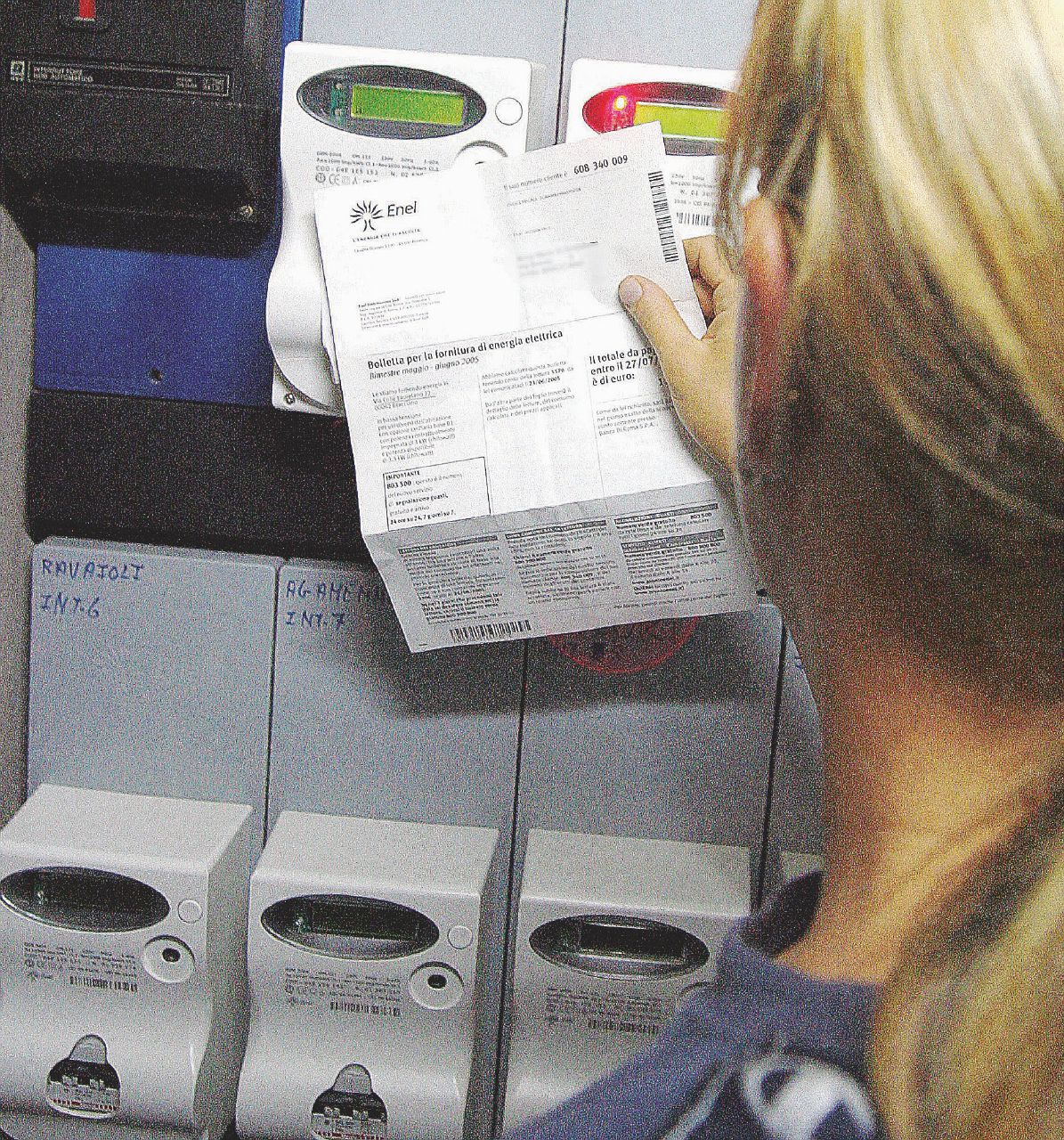 Copertina di Banda del contatore: gli imbrogli tra ladri e contratti estorti