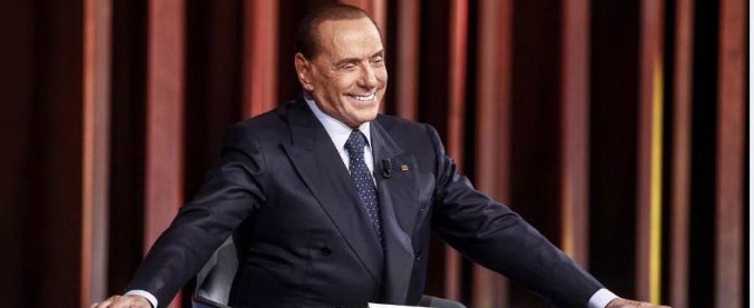 Berlusconi e la storia di lui nella giungla a guardare la tv con la tribù del Congo