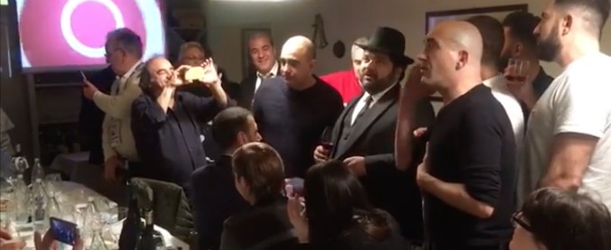 Copertina di Sanremo 2018, Elio canta al ristorante dopo l’ultimo posto al festival: “Arrivedorci”