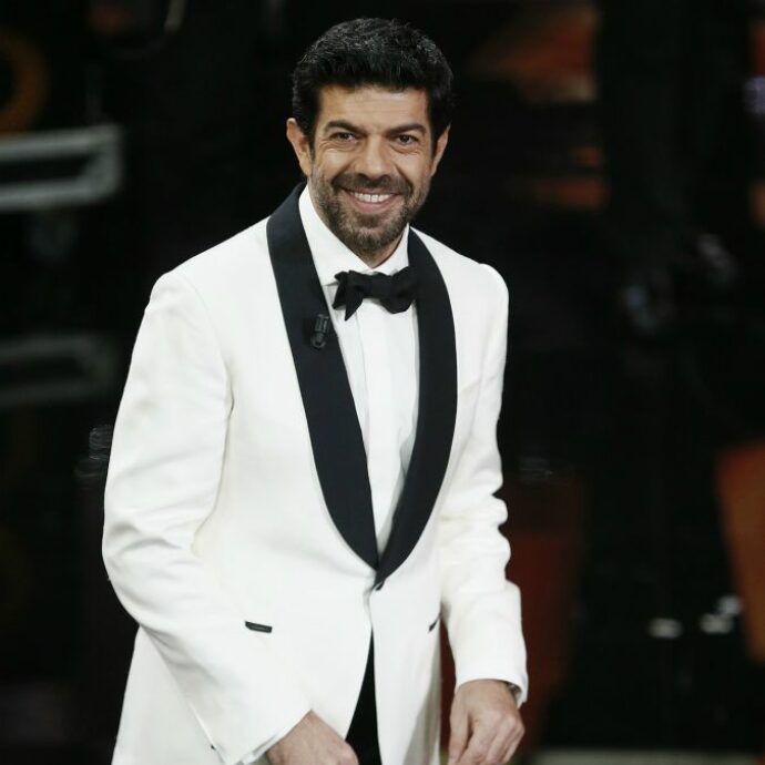 Sanremo 2018, Pierfrancesco Favino: lacrime, balli, canti, gnigni. L’eroe del Festival arriva dalla scuola teatrale di Ronconi