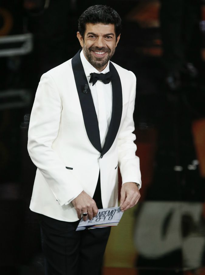 Copertina di Sanremo 2018, Pierfrancesco Favino: lacrime, balli, canti, gnigni. L’eroe del Festival arriva dalla scuola teatrale di Ronconi