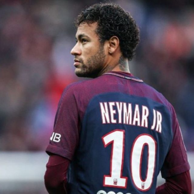 Neymar, il calciatore a torso nudo sulla neve fa arrabbiare i tifosi