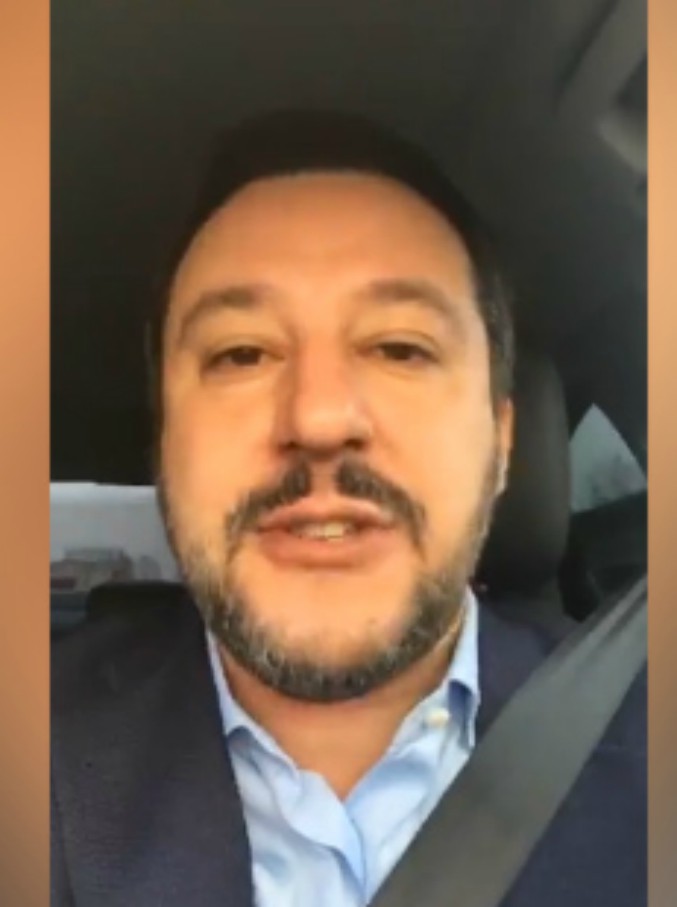Copertina di Sanremo 2018, Salvini: “Un sacco di canzoni sugli immigrati. Magari il prossimo anno si ricorderanno dei terremotati”