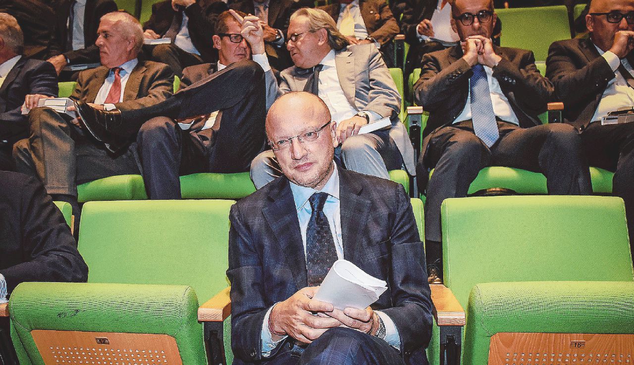 Copertina di Confindustria in crisi, fuga delle associate e pochi imprenditori nelle liste. La politica non se la fila più