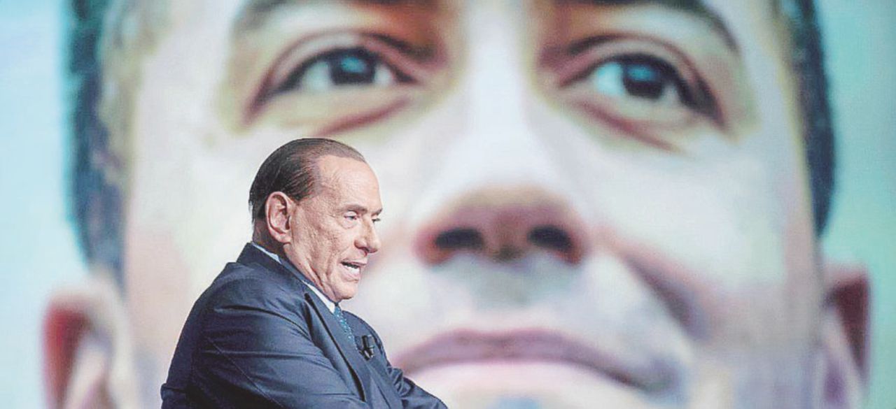 Copertina di Candidato massone, altro guaio per i 5Stelle. B. finge con Salvini, poi elogia l’amico Renzi