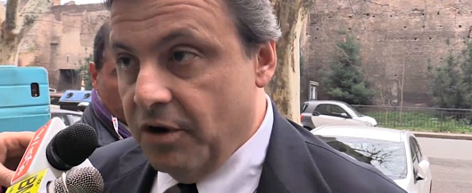 Copertina di M5s, Calenda: “Rimborsi? Sappiamo solo la cifra totale. Ma se non sanno controllare, come possono gestire il Paese?”