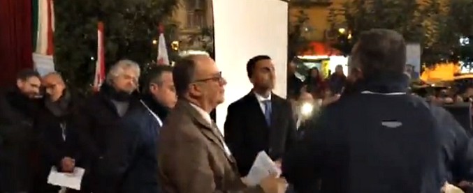 Copertina di M5s, Beppe Grillo sul palco insieme a Di Maio a Torre del Greco: rivedi la diretta