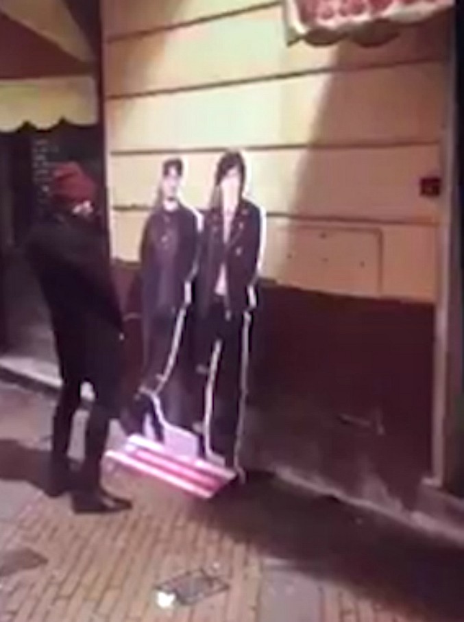 Copertina di Ermal Meta twitta il video di un hater che orina sul suo manifesto: “Ti prego dimmi il tuo nome”