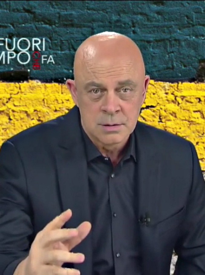 Copertina di Crozza e il consiglio alla Meloni dopo il caso di Torino: “Dovrebbe entrare in un museo invece che stare fuori con i cartelli”