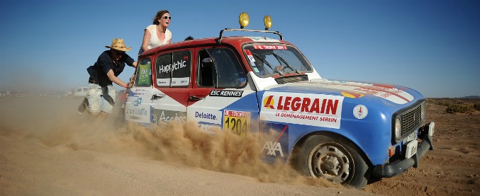 Copertina di 4L Trophy, al via il rally di beneficienza per i bambini africani. Partecipano anche tre italiani – FOTO