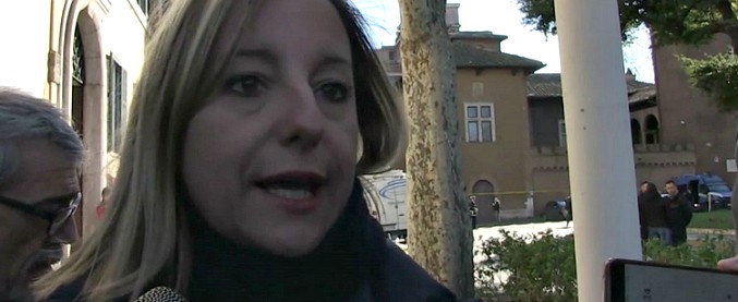 Copertina di M5s, Lombardi: “Rendicontazioni? Sono in regola, si sciacquino la bocca prima di parlare di me”