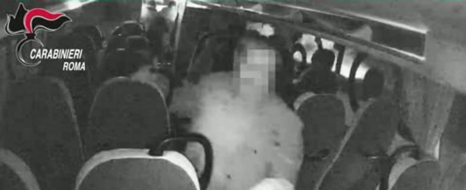 Copertina di Roma, aghi di siringa nei sedili dei bus Cotral per pungere i viaggiatori. Il responsabile pizzicato dai carabinieri