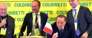 Copertina di Berlusconi sigla il ‘patto del parmigiano’ con la Coldiretti: “Ringrazio anche a nome delle suore di Arcore”