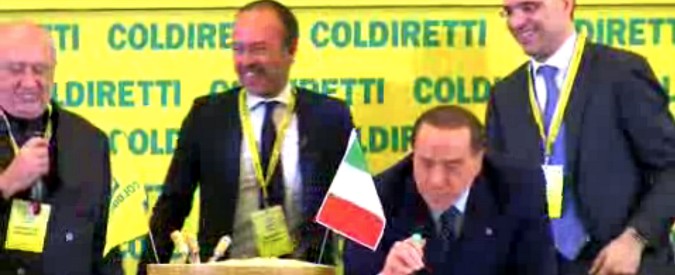 Copertina di Berlusconi sigla il ‘patto del parmigiano’ con la Coldiretti: “Ringrazio anche a nome delle suore di Arcore”