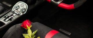 Copertina di San Valentino, c’è chi regala una McLaren 570S rosso fiammante… – FOTO