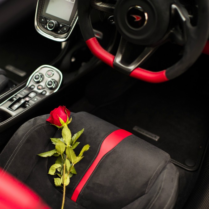 San Valentino, c’è chi regala una McLaren 570S rosso fiammante… – FOTO