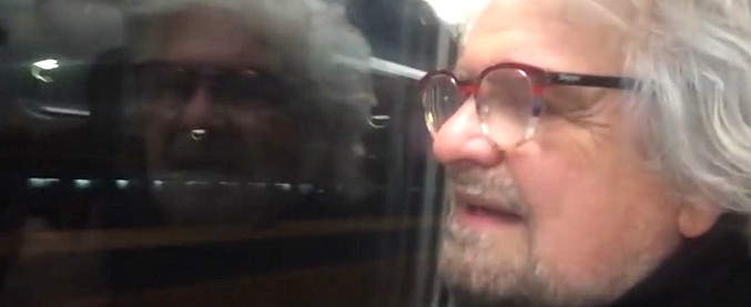 Copertina di Restituzioni M5s, Grillo: “Ci sono rimasto male”. E ai 10 accusati regala un libro: “Come smettere di fare schifo”