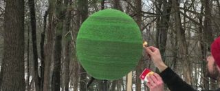 Copertina di Che effetto fa accendere una palla di 42mila fiammiferi? L’artista Ben Ahles ci ha provato. Il risultato è spettacolare